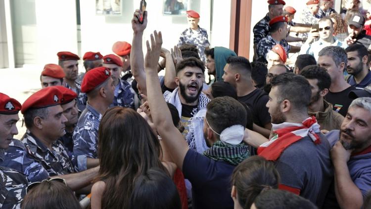 Des manifestants rassemblés devant le siège du Parlement dans le centre de Beyrouth le 19 novembre 2019 [JOSEPH EID / AFP]