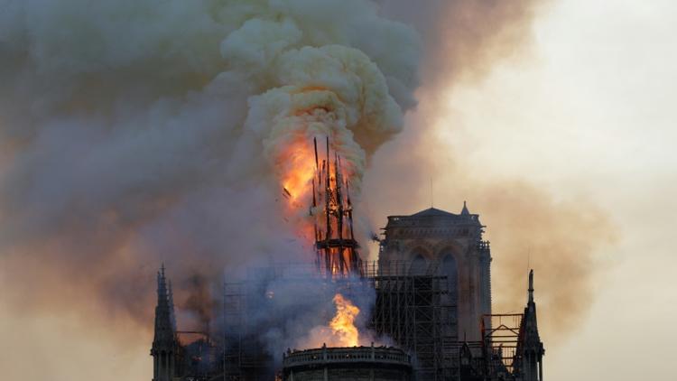 La flèche de Notre-Dame en flammes le 15 avril 2019 [Geoffroy VAN DER HASSELT / AFP]