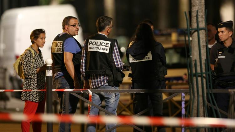 Enquêteurs après l'agression à l'arme blanche qui a fait sept blessés, dont quatre grièvement, le 9 septembre 2018 à Paris [Zakaria ABDELKAFI / AFP/Archives]