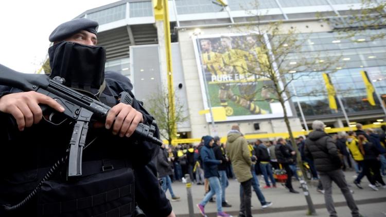 Un policier en faction devant le stade où se déroule le match entre l'équipe de football de Dortmund et celle de Monaco, le 12 avril 2017 à Dortmund, en Allemagne [Sascha Schuermann                    / AFP/Archives]