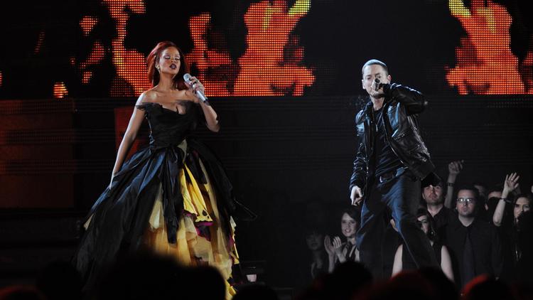 Rihanna (g) et Eminem sur la scène du Staples Center à Los Angeles, le 13 février 2011, pour les Grammy Awards [Mark Ralston / AFP/Archives]