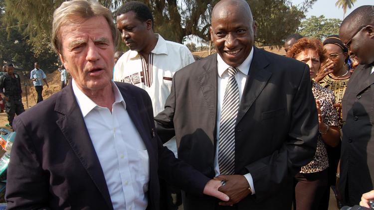 Bernard Kouchner et le ministre guinéen de la Santé Naman Keita le 17 janvier 2012 à Conakry  [Cellou Binani / AFP/Archives]