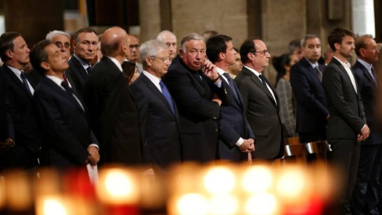 Le président François Hollande avec des membres du gouvernement et d'anciens présidents dont Nicolas Sarkozy et Valery Giscard d'Estaing, à Notre Dame de Paris, le 27 juillet 2016 [BENOIT TESSIER / POOL/AFP]