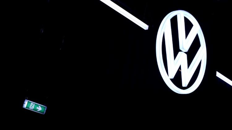 Le logo du fabricant automobile allemand Volkswagen, le 4 novembre 2019 dans l'usine de Zwickau, à l'est de l'Allemagne [RONNY HARTMANN / AFP/Archives]