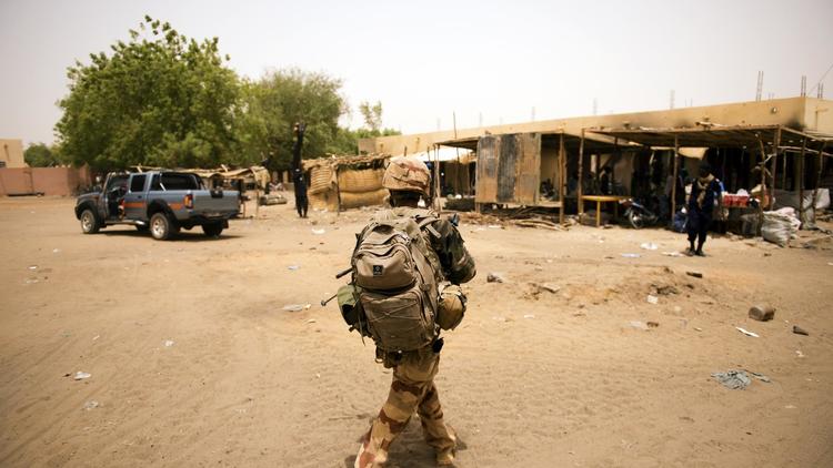 Un soldat français patrouille à Gao, au Mali, le 13 juin 2013 [Lionel Bonaventure / AFP/Archives]
