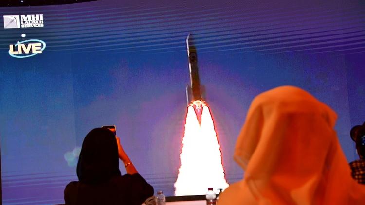 Ecran montrant le lancement de la sonde émiratie Al-Amal en route pour Mars depuis le Japon, le 19 juillet 2020 au Centre spatial Mohammed bin Rashid (MBRSC) de Dubaï [Giuseppe CACACE / AFP]