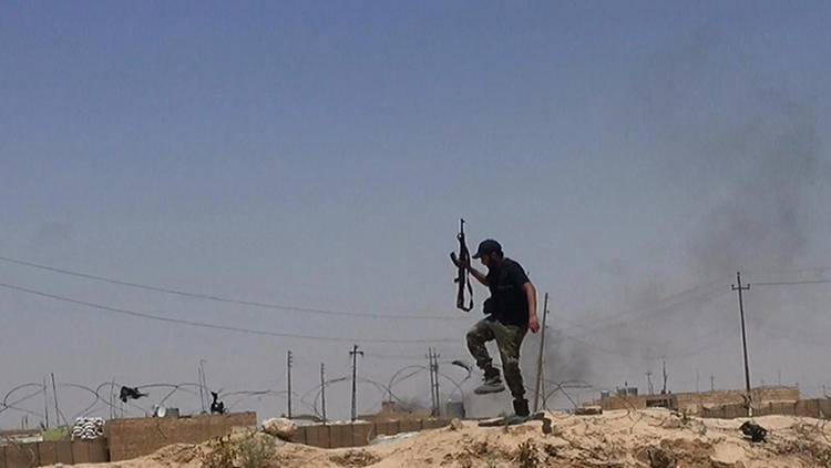 Une image du compte Twitter de Al-Baraka datée du 11 juin 2014 montre un militant présumé du groupe jihadiste de l'Etat Islamique à la frontière de l'Irak et la Syrie [- / Albaraka news/AFP/Archives]