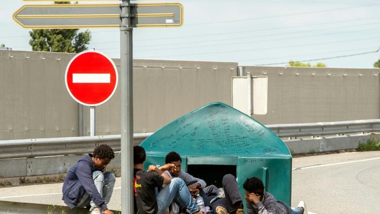 Des migrants au bord d'une route à Calais (Hauts-de-France), le 1er août 2017 [PHILIPPE HUGUEN / AFP]