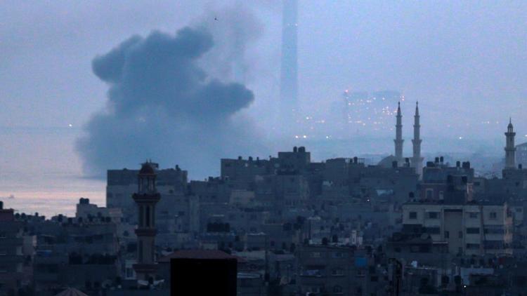De la fumée au-dessus de Gaza après des frappes aériennes israéliennes, le 3 juin 2018 [Mahmud Hams / AFP]