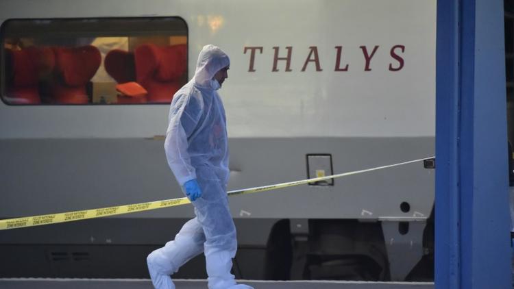 La police scientique le 21 août 2015 aux abords d'un train Thalys à bord duquel un Marocain armé a blessé deux personnes avant d'être maîtrisé par des passagers [Philippe Huguen / AFP/Archives]