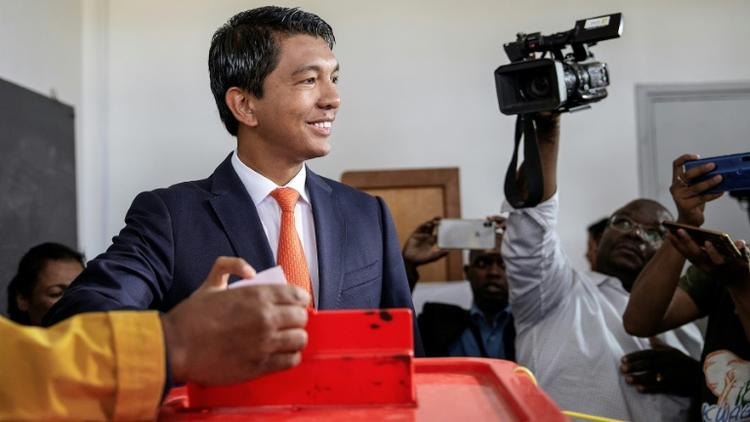 L'un des deux finalistes de la présidentielle malgache, Andry Rajoelina, vote au second tour, le 19 décembre 2018, à Antananarivo. [GIANLUIGI GUERCIA / AFP/Archives]