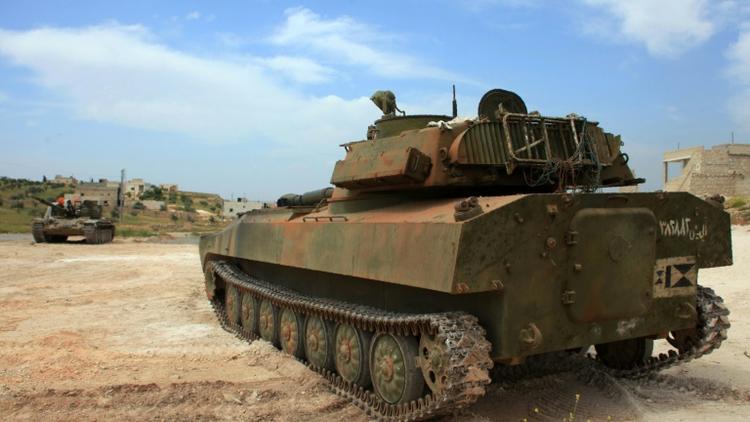 Les tanks de l'armée syrienne patrouillent dans la ville de Khan Tuman, dans la province d'Alep, le 11 avril 2016 [George Ourfalian / AFP/Archives]