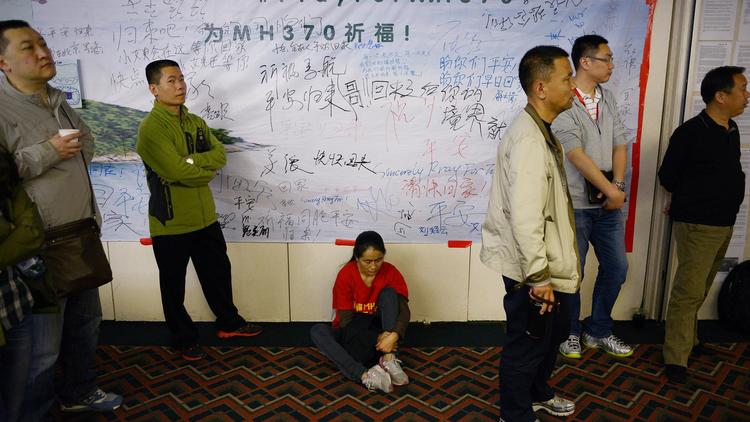 Des proches des disparus du vol MH370 de Malaysia Airlines attendent des informations à l'hôtel Metro Park de Pékin le 21 avril 2014 [Wang Zhao / AFP/Archives]
