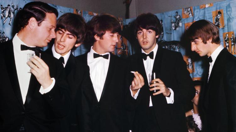 Brian Epstein (g), l'agent des Beatles, avec Ringo Starr, John Lennon, Paul McCartney et George Harrison, le 6 juillet 1964 à Londres [ / C. Press/AFP/Archives]