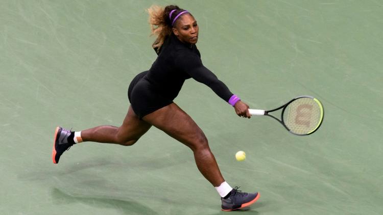Serena Williams retourne la balle lors de son match des quarts de finale de l'US Open contre Qiang Wang, le 3 septembre 2019 à New York. [Don Emmert / AFP]