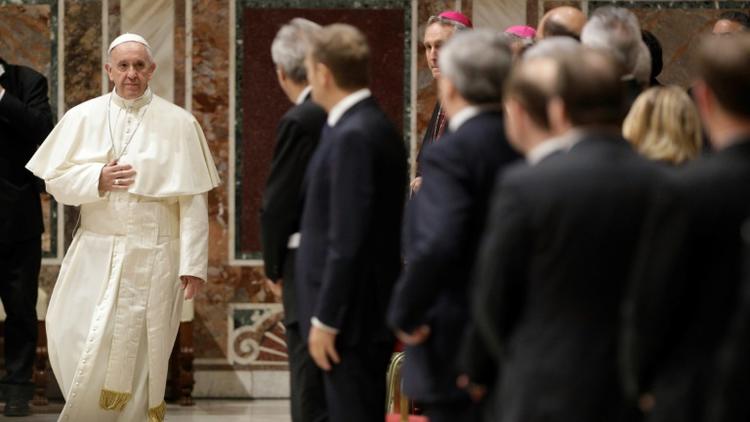 Le pape François arrive à une audience accordée à 27 chefs d'Etat et de gouvernement au Vatican à la veille de la célébration des 60 ans du traité de Rome [Andrew Medichini / POOL/AFP]