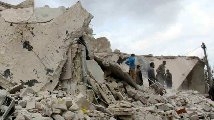Des habitants recherchent des victimes dans les décombres d'immeubles après une frappe aérienne des forces russes et syriennes, le 16 novembre 2016 à Idleb [Omar haj kadour / AFP]