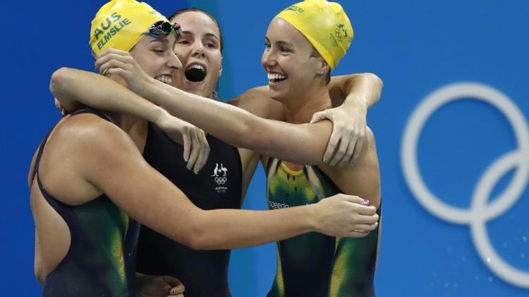 La joie des Australiennes championnes olympiques sur 4x100 m nage libre, aux JO de Rio le 6 août 2016 [Odd ANDERSEN / AFP]