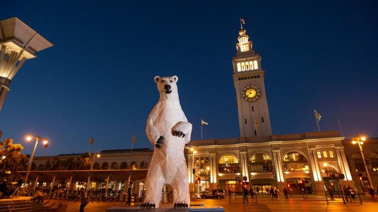 Statue d'ours polaire géant installée à San Francisco pendant le sommet mondial sur le climat, le 13 septembre 2018 [JOSH EDELSON / AFP]