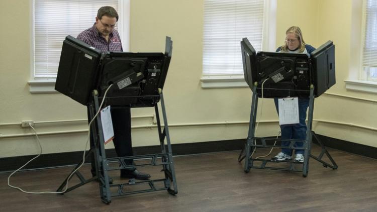Des Américains votent le 29 février 2016 à Conway, dans l'Arkansas, pour le "super mardi" [Michael B. Thomas / AFP]