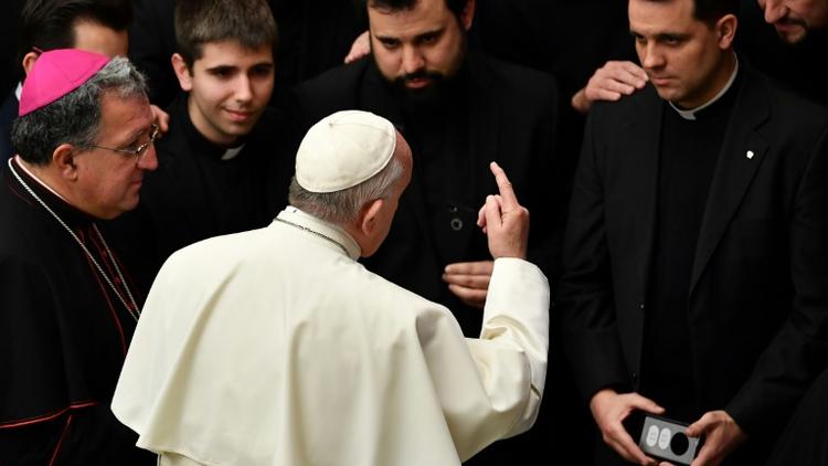 Le pape François parle avec des séminaristes à l'issue de son audience générale hebdomadaire, le 20 février 2019 au Vatican [Vincenzo PINTO / AFP]
