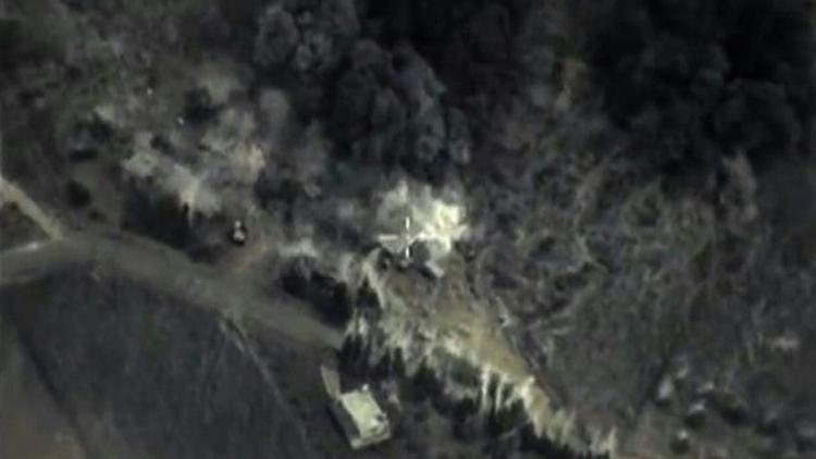 Image tirée d'une vidéo du 30 septembre 2015 diffusée par le ministère russe de la Défense et montrant une frappe de l'aviation russe en Syrie [- / Russian Defence Ministry/AFP]