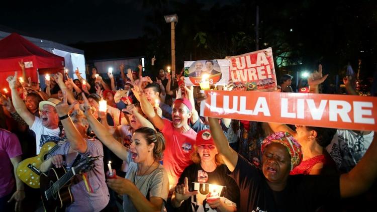 Des soutiens de l'ancien président Luiz Inacio Lula da Silva manifestent à Curitiba (sud), le 31 août 2018 [Heuler Andrey / AFP]
