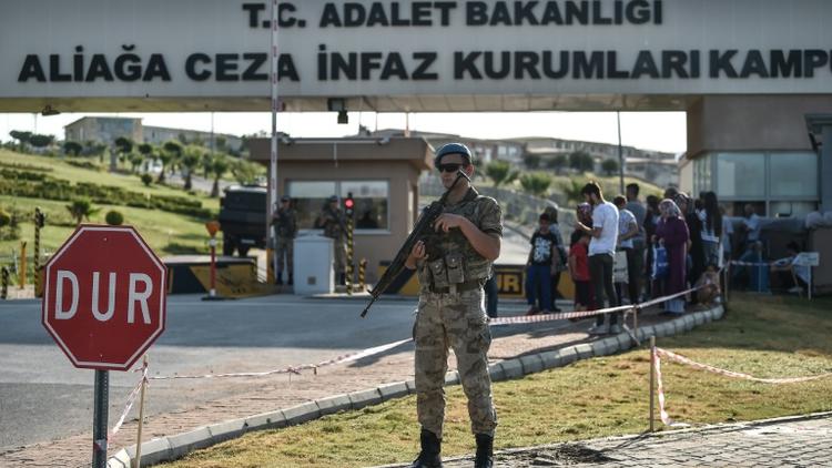 Un soldat turc en faction devant l'entrée du tribunal d'Aliaga dans l'ouest de la Turquie, durant le procès du pasteur américain Andrew Brunson le 18 juillet 2018 [OZAN KOSE / AFP]