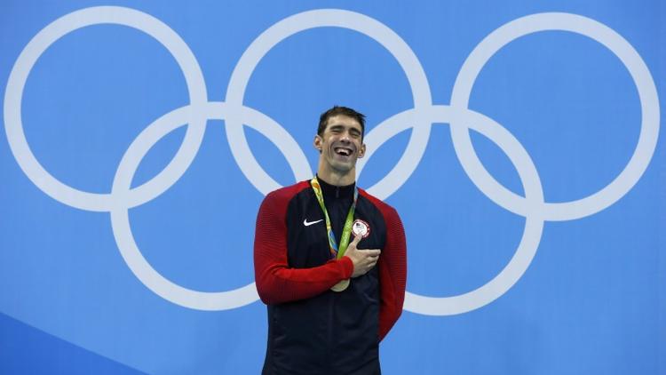 Le nageur américain Michael Phelps sur la plus haute marche du podium du 200 m papillon, le 9 août 2016 à Rio [Odd ANDERSEN / AFP]