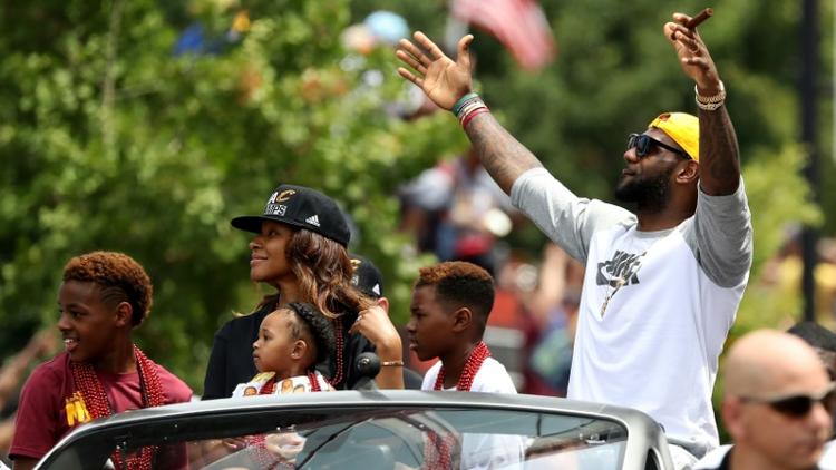 La vedette des Cleveland Cavaliers Lebron James parade dans les rues de Cleveland avec sa famille, pour célébrer le titre de champion NBA de la franchise de l'Ohio, le 22 juin 2016 [Mike Lawrie / Getty/AFP/Archives]