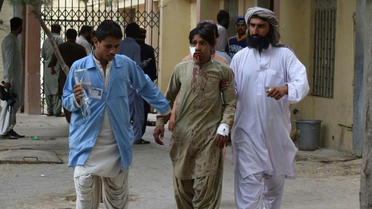 Un blessé acheminé à l'hôpital, le 13 juillet 2018 à Quetta, après l'attentat suicide qui a frappé une réunion électorale à Mastung, au sud-ouest du Pakistan [BANARAS KHAN / AFP]