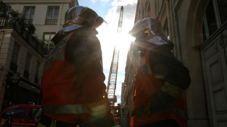 Des pompiers de Paris éteignent un incendie à Paris le 25 juillet 2017 [ludovic MARIN / AFP/Archives]