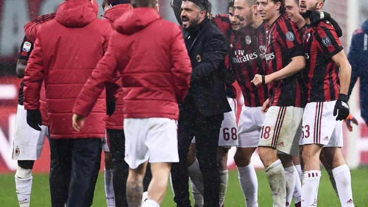 Les joueurs de l'AC Milan et leur entraîneur Gennaro Gattuso fêtent leur victoire sur Bologne, le 10 décembre 2017 à San Siro [MARCO BERTORELLO / AFP/Archives]