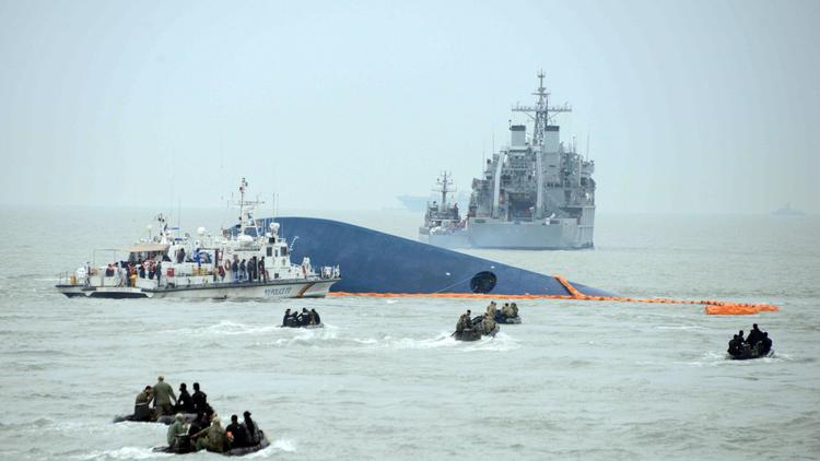 Des garde-côtes à la recherche de survivants le 17 avril 2014, après le naufrage du ferry reliant Incheon à l'île de Jeju, en Corée du Sud  [Ed Jones / AFP/Archives]