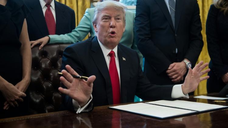 Le président Donald Trump dans le Bureau Ovale de la Maison Blanche, le 30 janvier 2017 à Washington [NICHOLAS KAMM / AFP]