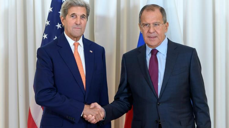 Le secrétaire d'Etat américain John Kerry (G) avec le ministre des Affaires Etrangères russe Sergei Lavrov, le 26 août 2016 à Genève [MARTIAL TREZZINI / POOL/AFP]