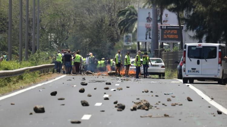 Des "gilets jaunes" bloquent une route à Saint-Denis-de-la-Réunion, le 19 novembre 2018 [Richard BOUHET / AFP]