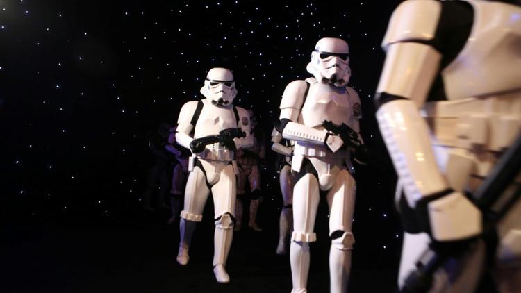 Des Stormtroopers de la saga Star Wars lors de la cérémonie de clôture du festival international du film de Dubai, le 13 décembre 20147   [PATRICK BAZ / DIFF/AFP]