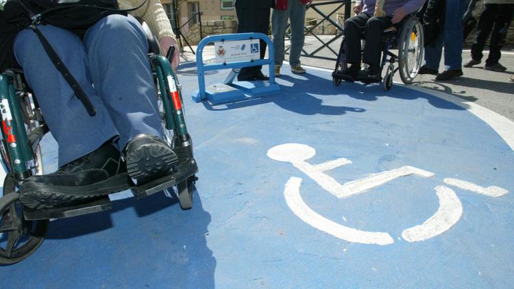 Le gouvernement pourra légiférer par ordonnance sur la mise en accessibilité des lieux publics et transports aux handicapés [Serge Pagano / AFP/Archives]