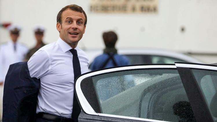 Le président Emmanuel Macron monte dans une voiture après avoir atterri à l'aéroport de Saint-Denis de la Réunion le 23 octobre 2019  à La Réunion, dans le cadre d'un voyage de quatre jours dans l'île française de l'océan Indien. [Richard BOUHET / AFP]