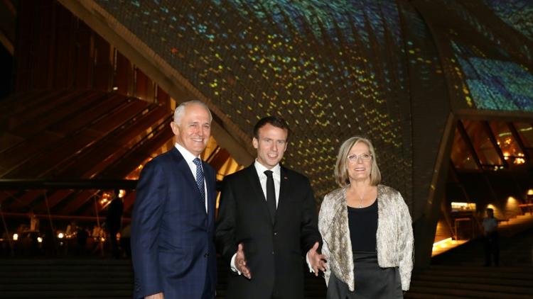 Le président français Emmanuel Macron avec le Premier ministre australien Malcolm Turnbull et son épouse Lucy Turnbull devant l'opéra de Sydney, le 1er mai 2018 [ludovic MARIN / POOL/AFP]