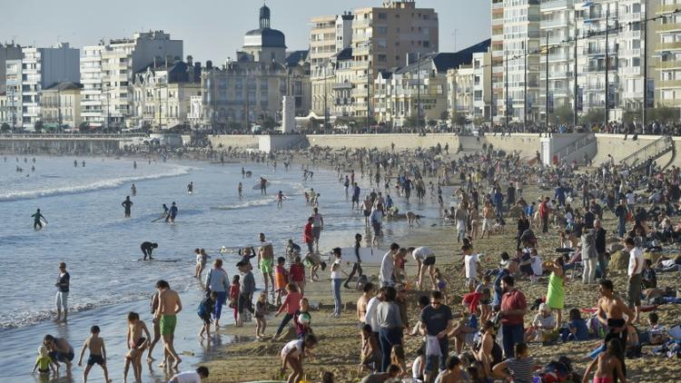 Des personnes en nombre sur une plage des Sables-d'Olonne le 31 octobre 2016. 2016 va sans doute devenir l'année la plus chaude jamais enregistrée sur la planète depuis le début des relevés en 1880 [LOIC VENANCE / AFP/Archives]