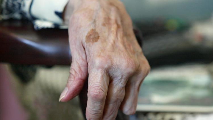 Une personne âgée à son domicile  [Jean-Loup Gautreau / AFP/Archives]