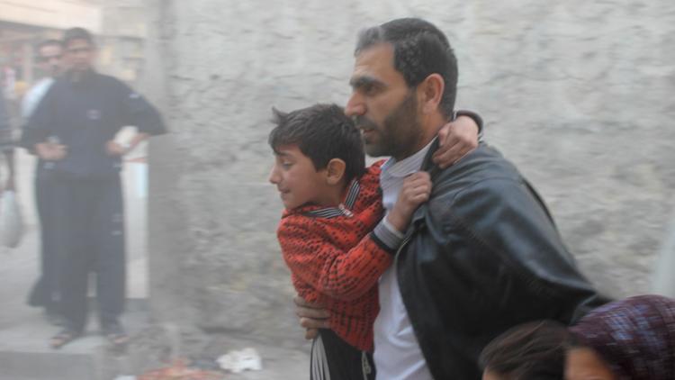 Un Syrien et ses enfants fuient le site d'un bombardement à Alep, le 16 novembre 2013 [Mohammed al-Khatieb / AFP/Archives]
