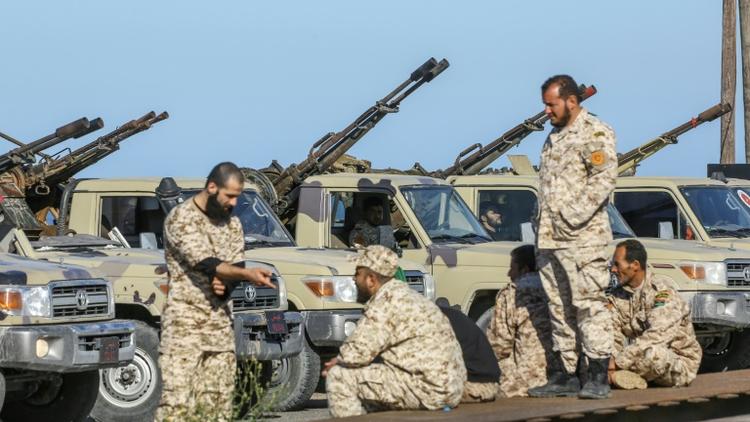 Des forces loyales au gouvernement libyen d'union nationale (GNA) venues de Misrata positionnées en banlieue de la capitale Tripoli, le 6 avril 2019 [Mahmud TURKIA / AFP]