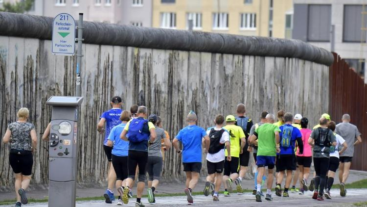 Des participants de l'ultra-marathon de la mémoire s'entraînent à la veille de la course, à Berlin le 16 août 2019 [Tobias SCHWARZ / AFP]