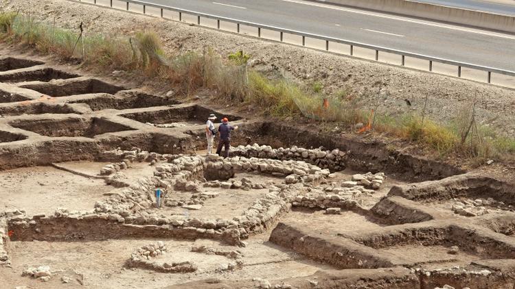 Des archéologues israéliens sur le site archéologique d'En Esur, le 6 octobre 2019 dans le centre d'Israël, où a été découverte une ville datant de l'âge de Bronze [JACK GUEZ / AFP]