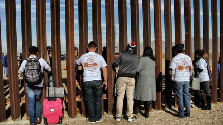 Des familles à la frontière américano-mexicaine le 10 décembre 2017 [Herika MARTINEZ / AFP]