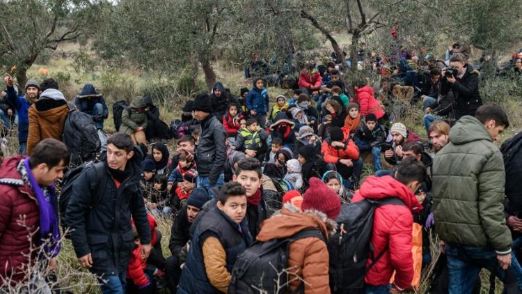 Des migrants le 29 janvier 2016 à Canakkale en Turquie espèrent atteindre l'île grecque de Lesbos [OZAN KOSE / AFP/Archives]