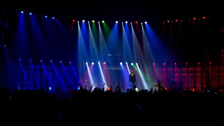 Jeux de lumières sur la scène à Bercy pour le concert dédié aux "héros" anonymes le 21 décembre 2015 [KENZO TRIBOUILLARD / AFP]